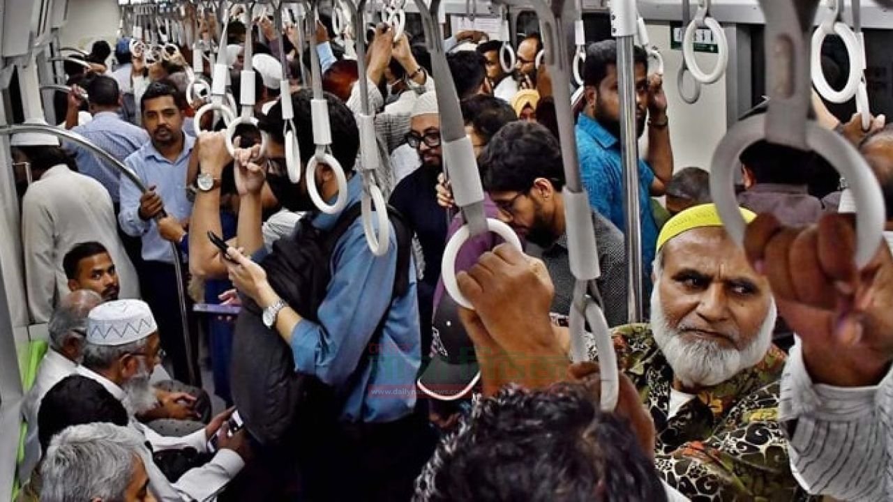 ট্রেন ও মেট্রোরেলে শিক্ষার্থী ও দাঁড়ানো যাত্রীদের হাফ ভাড়া নির্ধারণের নির্দেশনা চেয়ে রিট 