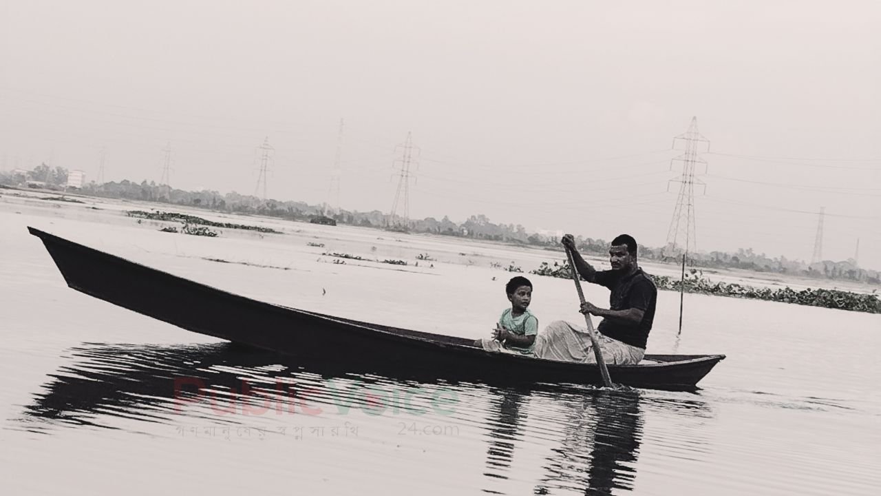 নদীমাতৃক বাংলার চিরন্তন প্রতিচ্ছবি: একটি ছোট ডিঙি ও আগামীর স্বপ্ন