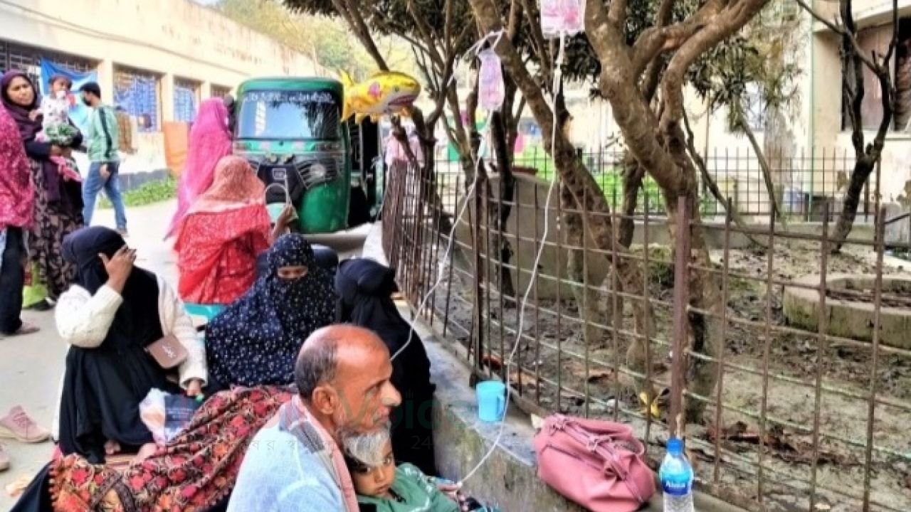 টাঙ্গাইল হাসপাতালে ডায়রিয়ার স্যালাইন ঝুলছে গাছে