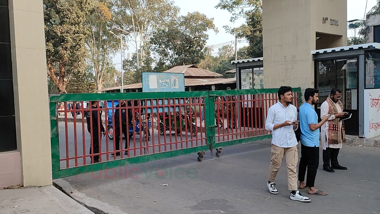 চট্টগ্রাম বিশ্ববিদ্যালয়ের মূল ফটক তালাবদ্ধ করে দিল শিক্ষার্থীরা