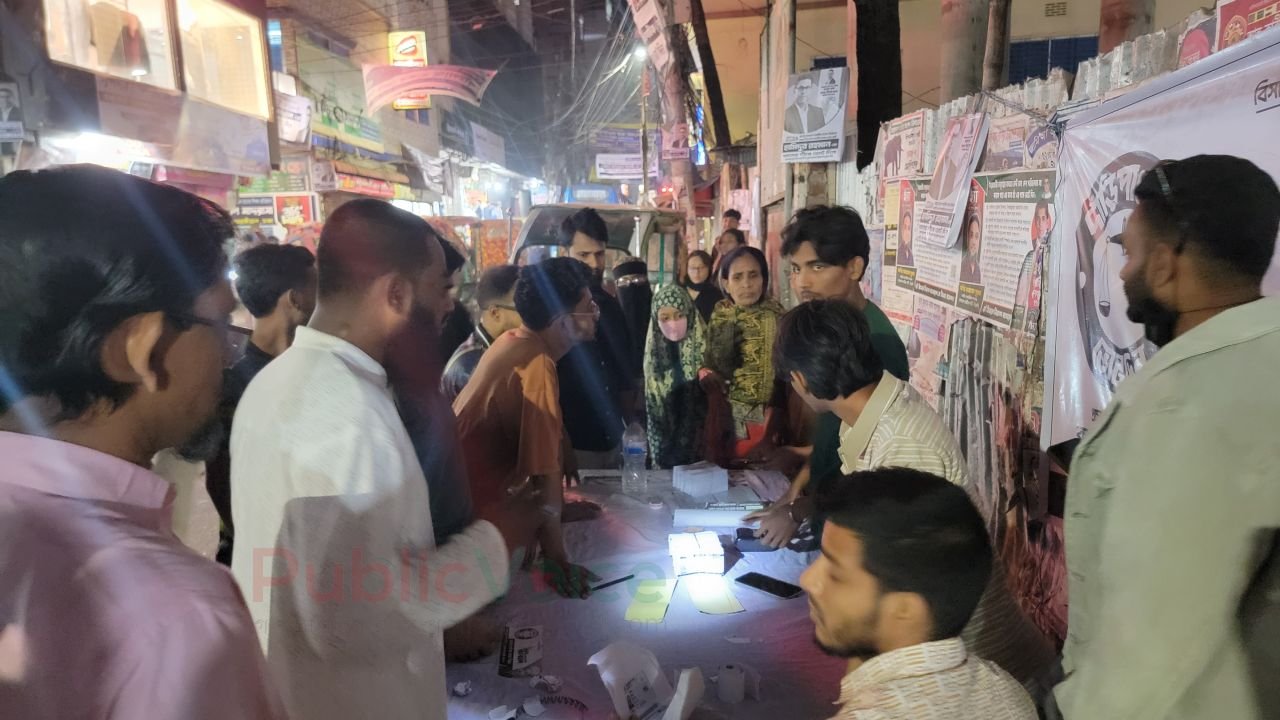 শেষ মুহূর্তে উৎসবমুখর পরিবেশে ভোটার স্লিপ বিতরণ: রাত পোহালেই ভোট