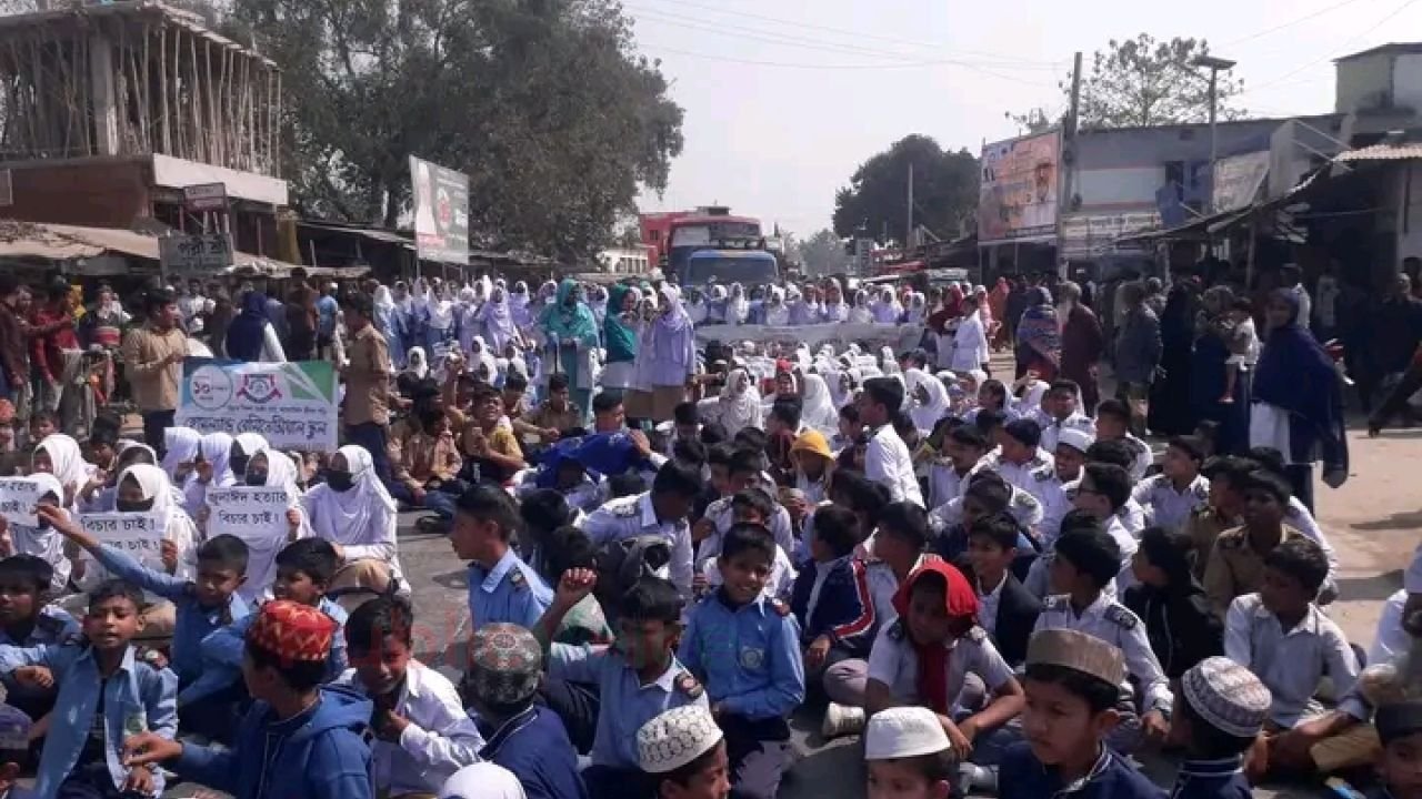 ‎চিরিরবন্দরে বাসচাপায় ঘটনাস্থলেই শিক্ষার্থী নিহত, ৬ ঘন্টা মহাসড়ক অবরোধ ‎ ‎ প্রসেনজিৎ কুমার শীল,চিরিরবন্দর দিনাজপুর প্রতিনিধি: 