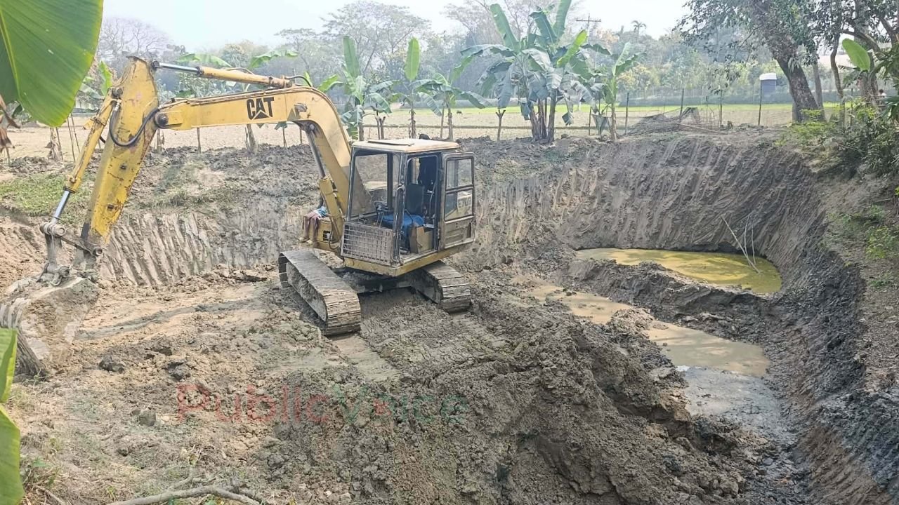 গভীর পুকুরের গ্রাসে কবরস্থান—নীরব প্রশাসন, ক্ষুব্ধ স্থানীয়রা