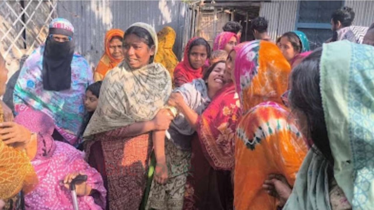 পাবনায় উঠানে দাদির ও সরিষাক্ষেত থেকে নাতনির বিবস্ত্র মরদেহ উদ্ধার!  