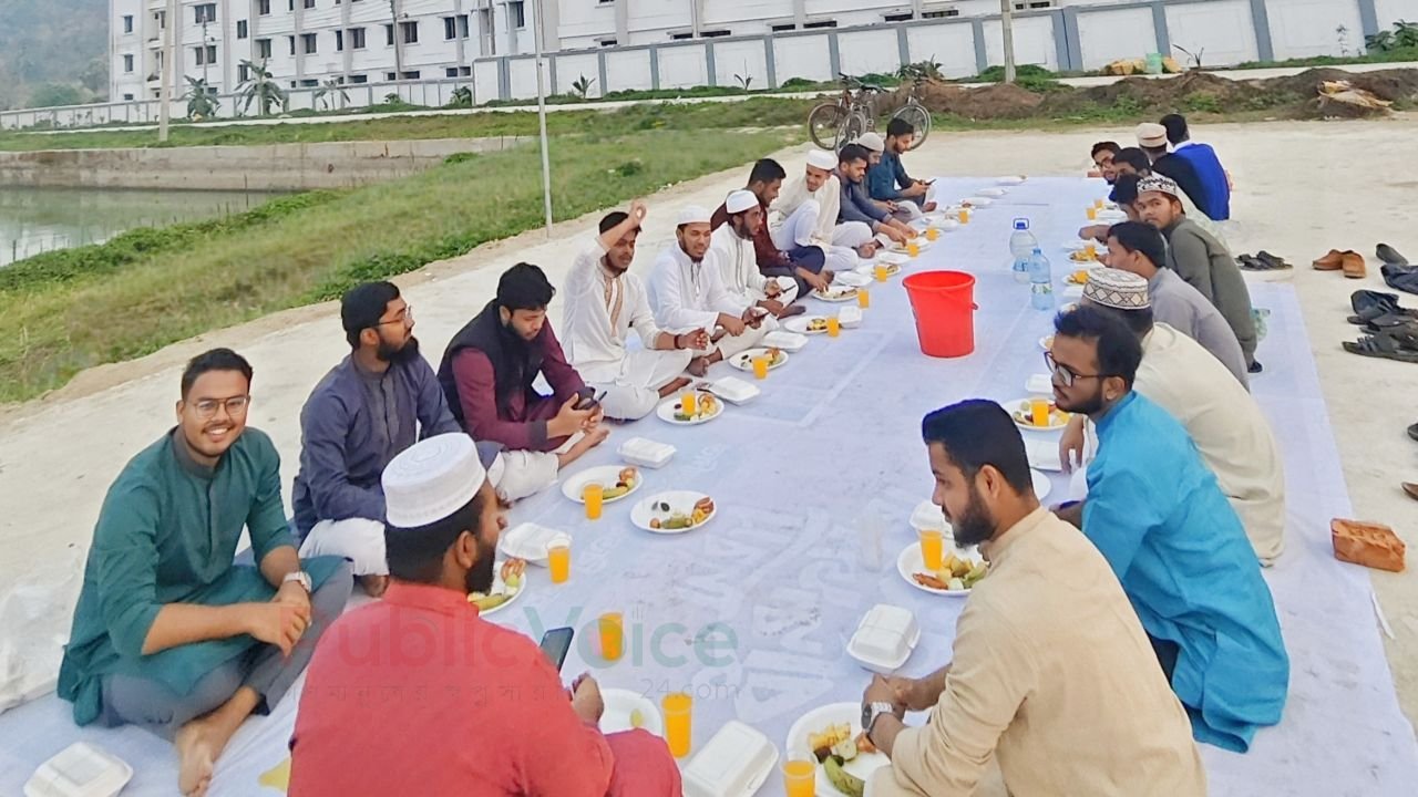 মাদুরে বসে ভাগাভাগির ইফতার, চবির আরবি বিভাগে ভ্রাতৃত্বের সন্ধ্যা