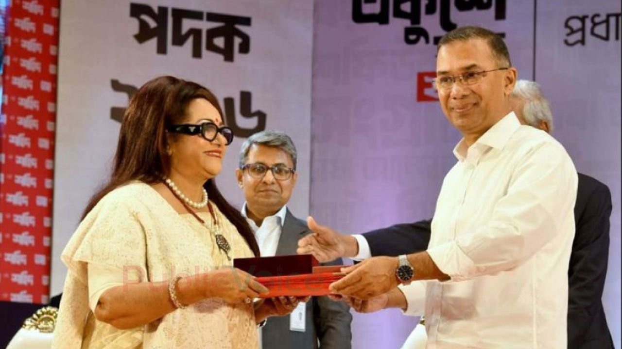 বাবার পর ছেলের হাত থেকে জাতীয় চলচ্চিত্র পুরস্কার নিয়ে মহাখুঁশি নায়িকা ববিতা