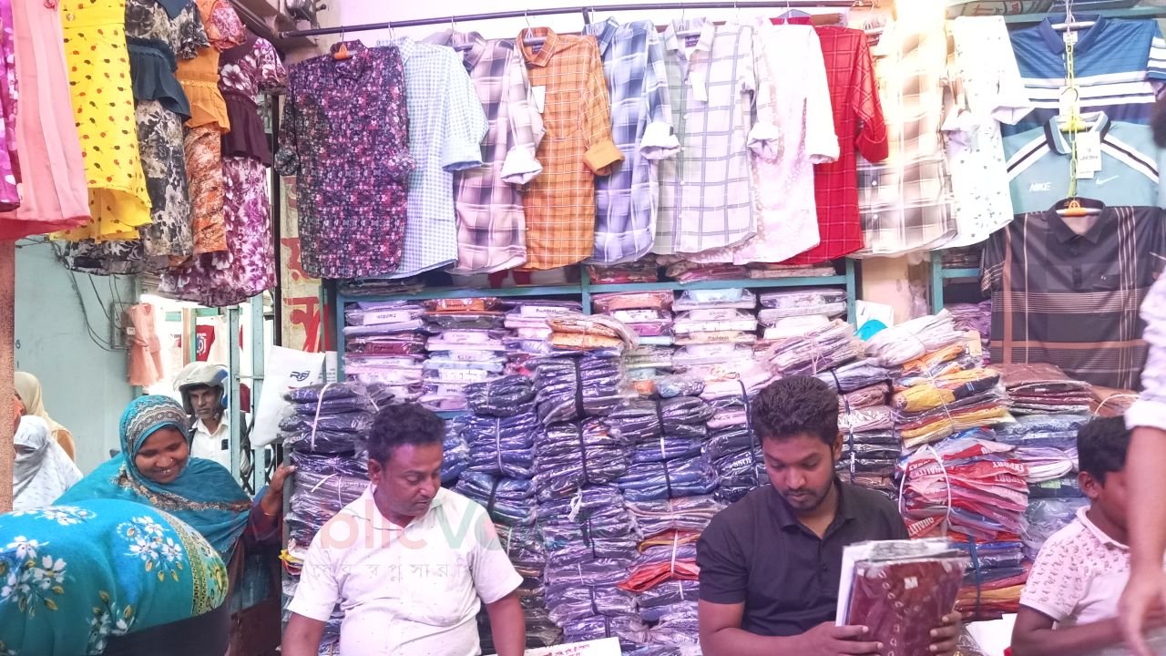 ঈদুল ফিতর সামনে রেখে দেশের ন্যায় আঠারোবাড়ির বিপণিবিতানগুলোতে উপচেপড়া ভিড়