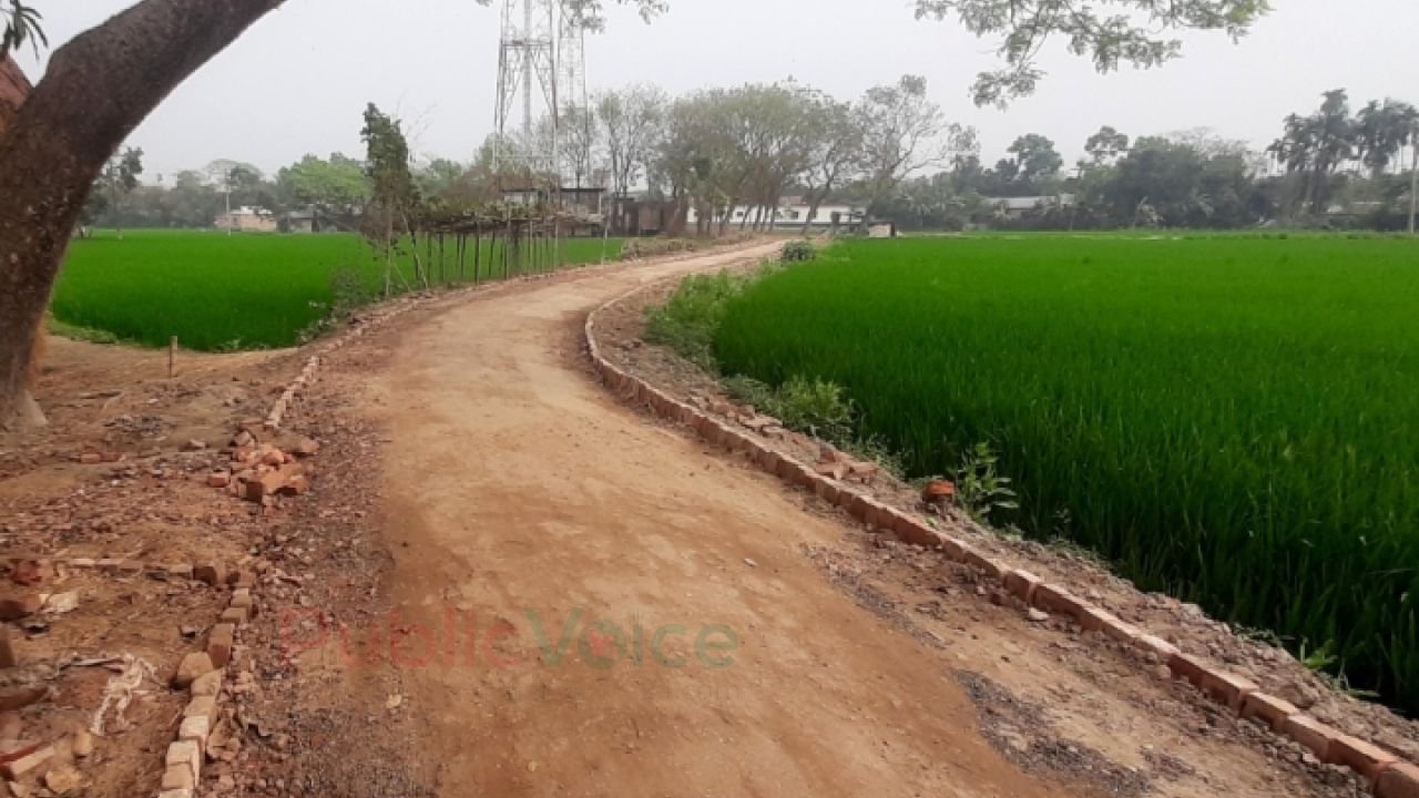 পুরনো ইট দিয়ে ঈশ্বরগঞ্জে সড়ক সংস্কার, মান নিয়ে প্রশ্ন