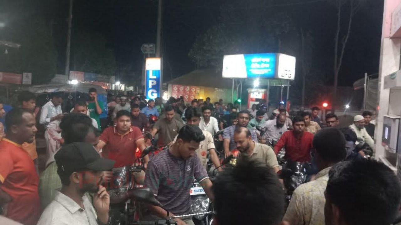 চিলমারীর মের্সাস সাগর ফিলিং স্টেশনে তেল সংকট! উদাসীন প্রশাসন!! 