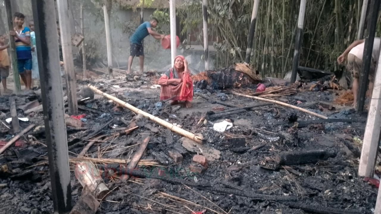 ধুনটে ভয়াবহ অগ্নিকাণ্ড: শর্টসার্কিটে দুই বিধবার ঘর পুড়ে ছাই, ক্ষতি সাড়ে ৫ লাখ