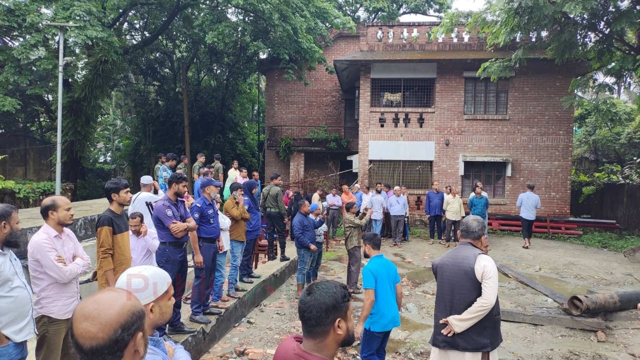 ঈশ্বরগঞ্জে আইসিটি ট্রেনিং সেন্টার নির্মাণে বাধা, প্রশাসনের হস্তক্ষেপে ফের শুরু কাজ