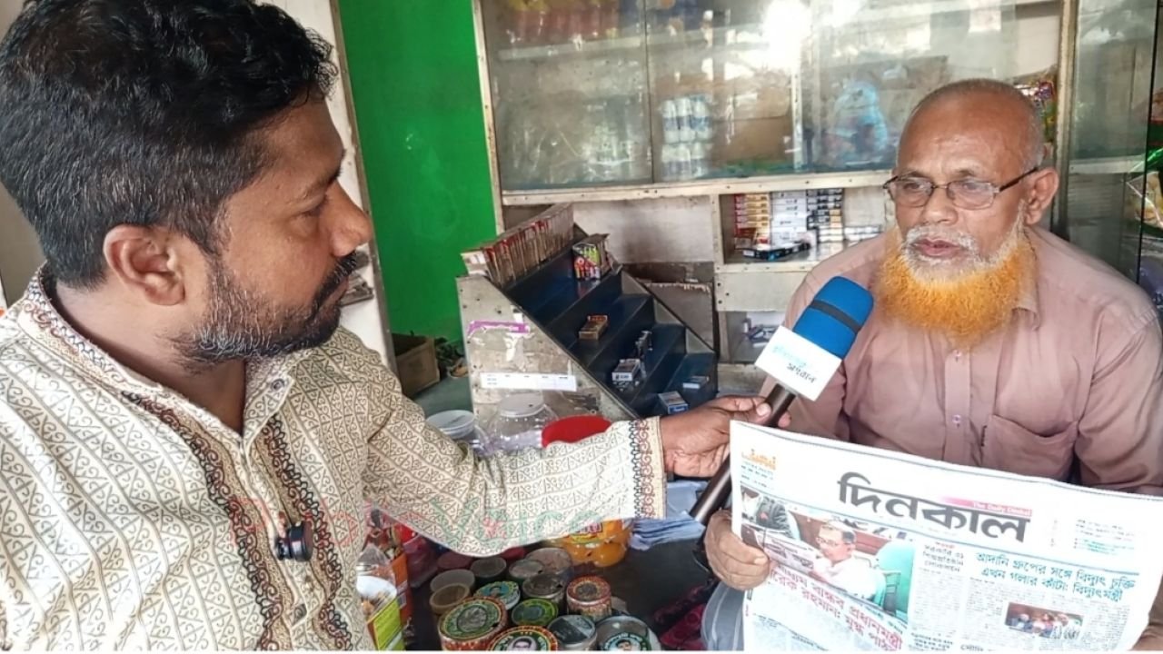 চিলমারীতে ৪০ বছর যাবৎ পত্রিকার সংবাদ পড়েন আব্দুল মালেক 