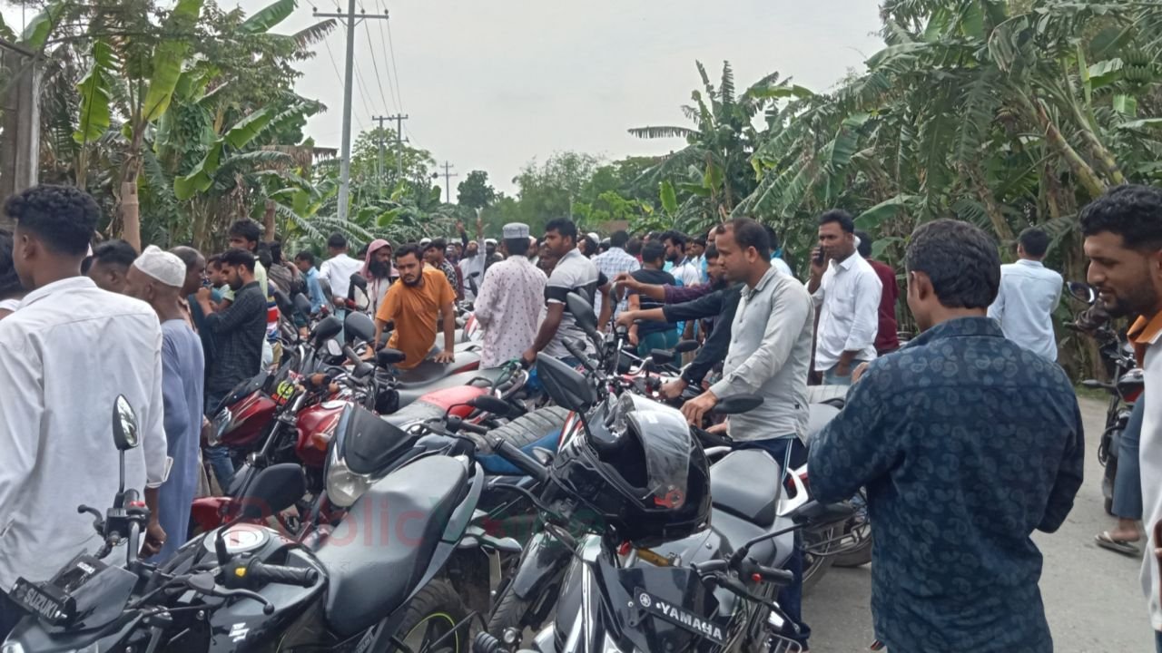 ঈশ্বরগঞ্জে তেল সরবরাহ ও গ্রহণে ভিড়, শৃঙ্খলা রক্ষায় চ্যালেঞ্জ