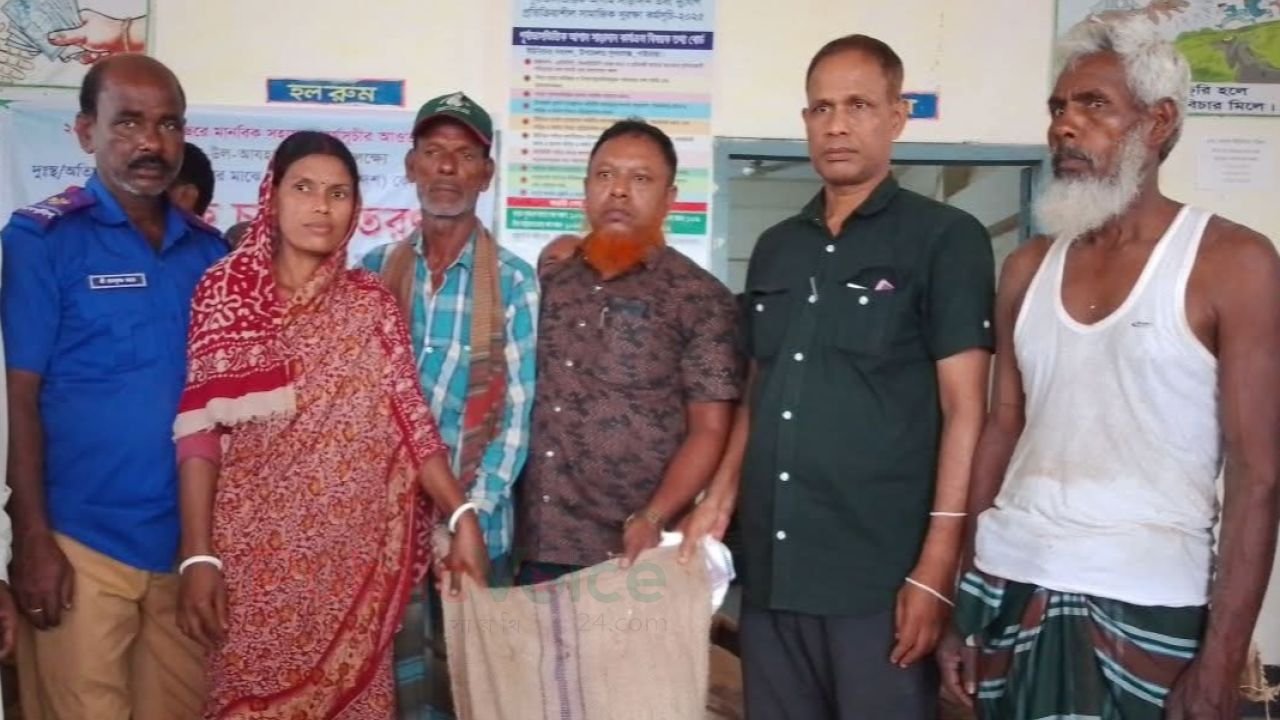 সুন্দরগঞ্জে দহবন্দ ইউনিয়নে দুঃস্থদের মাঝে ভিজিএফ চাল বিতরণ