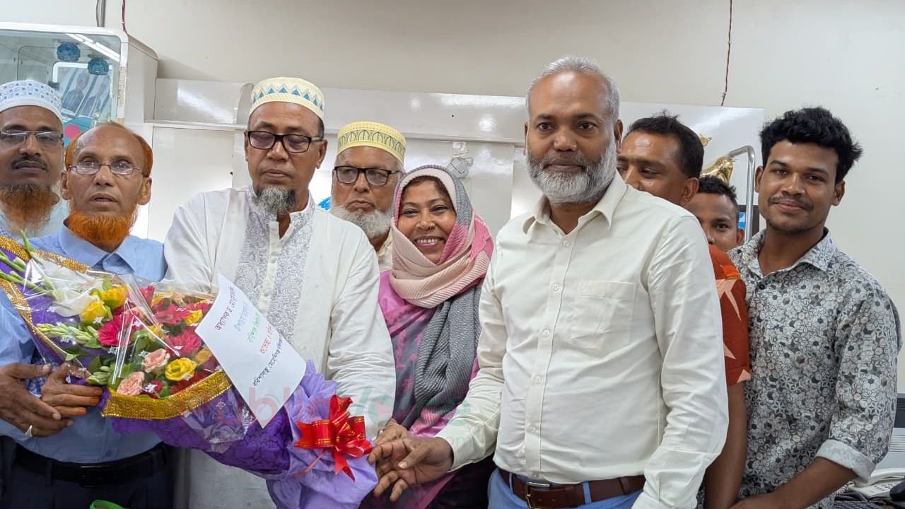 ববি উপাচার্যকে মেহেন্দিগঞ্জ দাক্ষিণাঞ্চল কল্যাণ সমিতি ও শ্রীপুর মাধ্যমিক বিদ্যালয় অ্যাসোসিয়েশনের শুভেচ্ছা