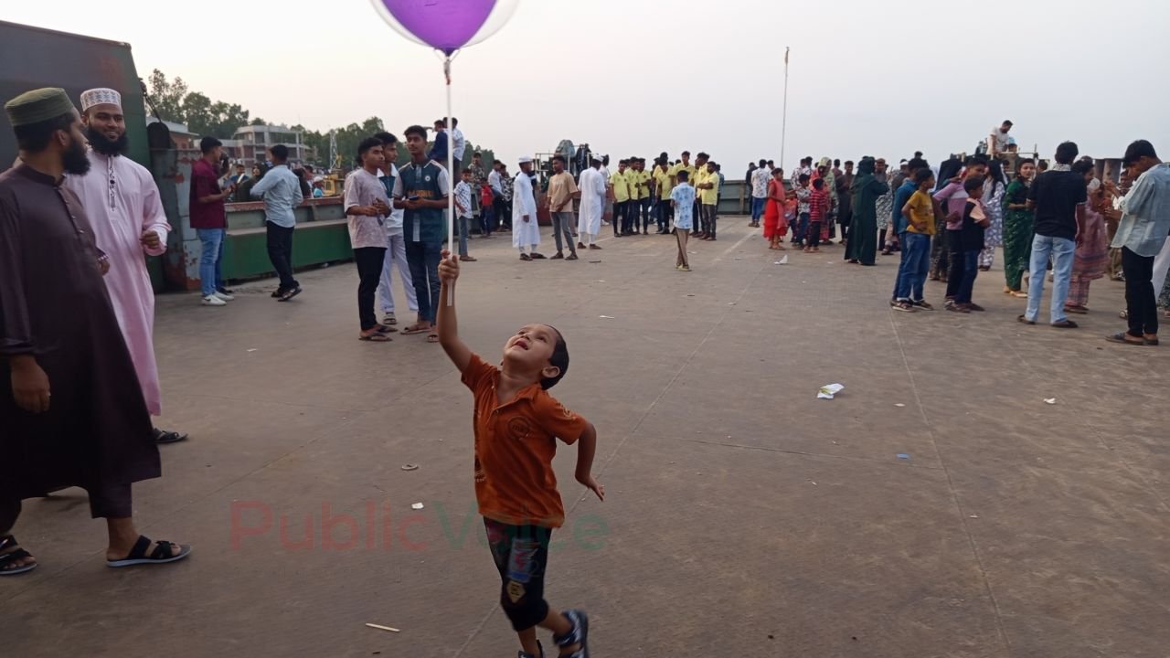 চিলমারী নদী বন্দরে ঈদের আমেজ