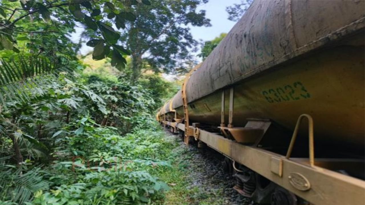 ৫ ঘন্টা পর সিলেটের সাথে সারাদেশের রেলযোগাযোগ স্বাভাবিক 