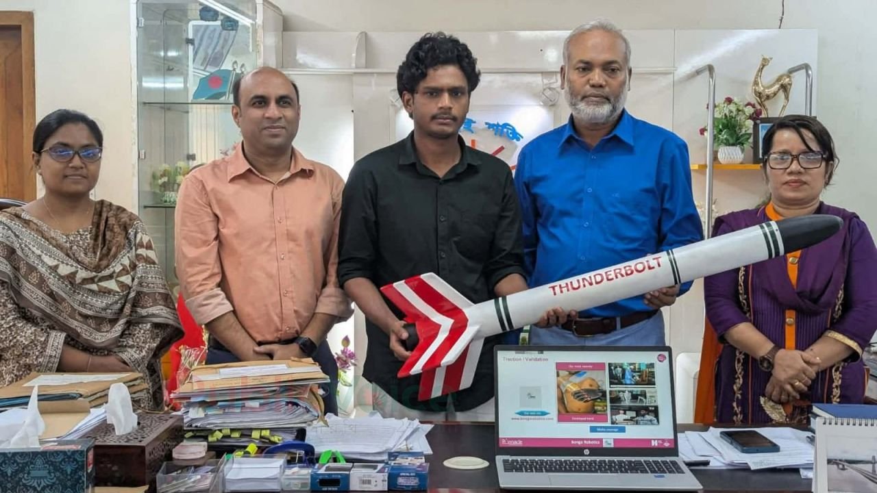 ববি শিক্ষার্থী সুজনের থান্ডারবোল্ট মিসাইল নিয়ে উপাচার্যের সঙ্গে সৌজন্য সাক্ষাৎ
