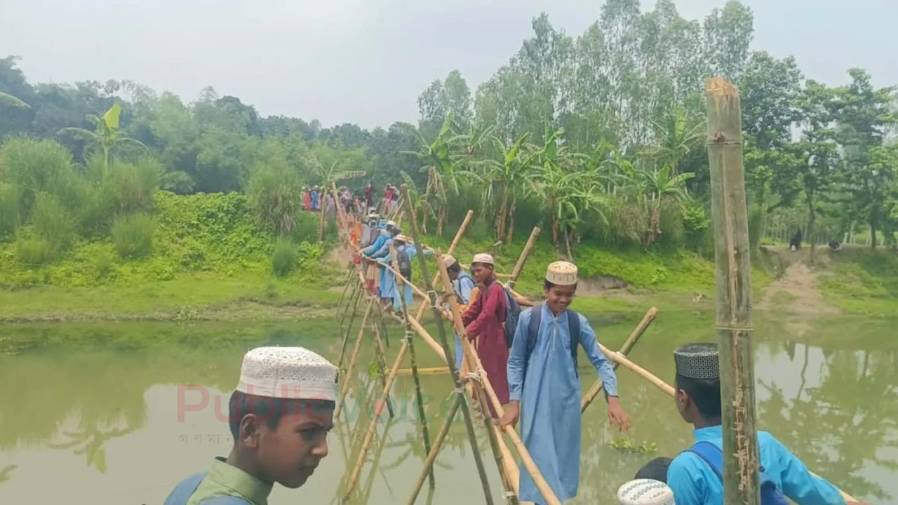 উলিপুর উপজেলার তবকপুরে সেতুর অভাবে চরম দুর্ভোগের শিকার হাজারো মানুষ। ক্ষোভে মানববন্ধন!