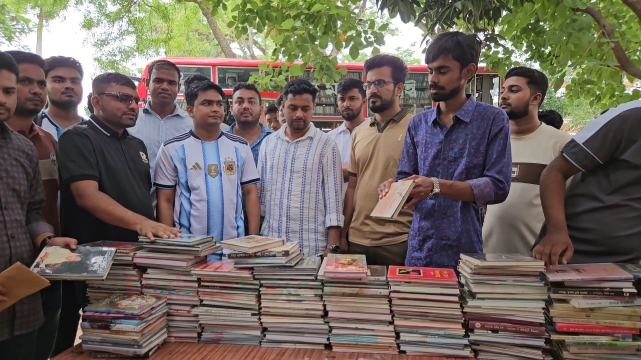 বিশ্বসাহিত্য কেন্দ্রের ভ্রাম্যমাণ লাইব্রেরী থেকে শেখ মুজিব ও হাসিনাকে নিয়ে লেখা ৩০০ বই জব্দ