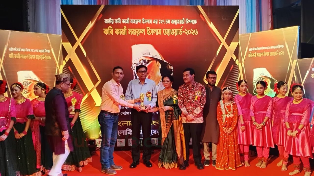 কাজী নজরুল গোল্ডেন অ্যাওয়ার্ড পেলেন চবি শিক্ষক ড. জিয়াউল ইসলাম