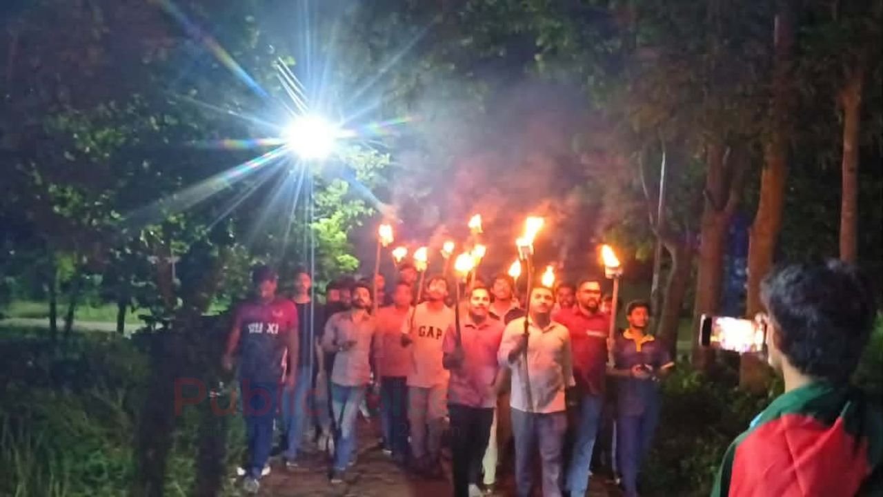 গাইবান্ধায় রামকে অবমাননার প্রতিবাদে মধ্যরাতে বরিশাল বিশ্ববিদ্যালয়ে সনাতনী শিক্ষার্থীদের মশাল মিছিল  