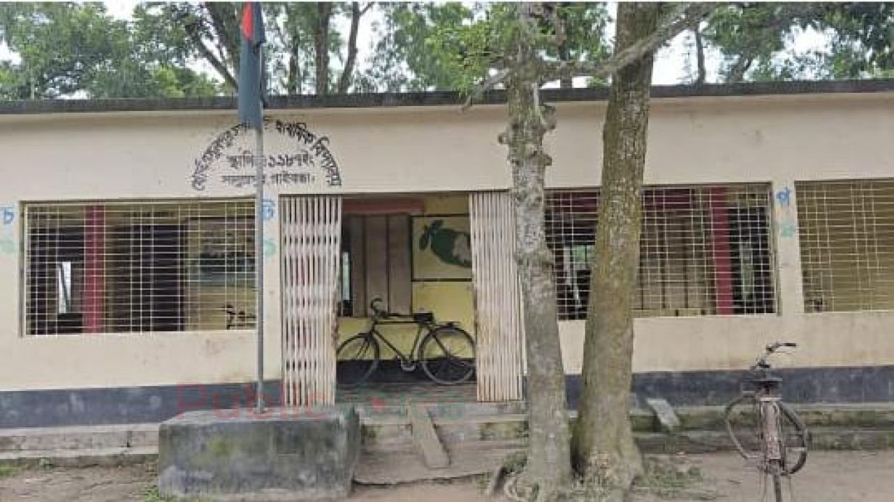 কালভার্ট ও সরকারি রাস্তা দখল করে বাড়ি নির্মাণ: সাদুল্লাপুরে বিপাকে স্কুলশিক্ষার্থী ও কৃষকেরা