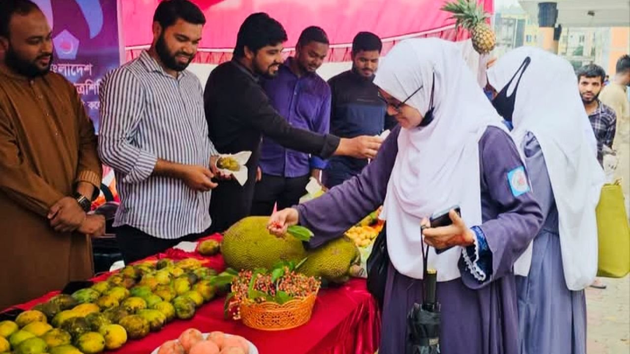 লক্ষ্মীপুর সরকারি কলেজে ইসলামি ছাত্রশিবিরের উদ্যোগে মৌসুমি ফল উৎসব পালন 