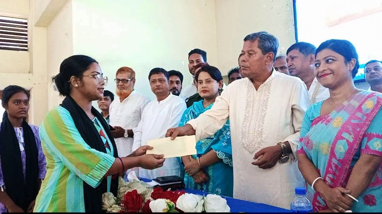 ক্ষুদ্র নৃ-গোষ্ঠীর উন্নয়নে শিক্ষাবৃত্তি, সাইকেল, সেলাই মেশিন ও ঘর বিতরণ