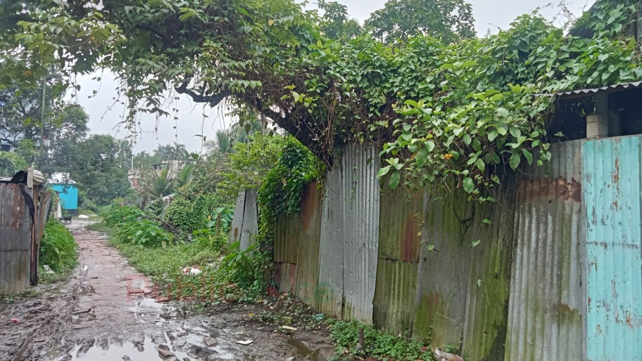 প্রস্থ হারিয়ে কঙ্কালসার ঈশ্বরগঞ্জস্থ রায়বাজারের সড়ক, দুর্ভোগে হাজারো মানুষ