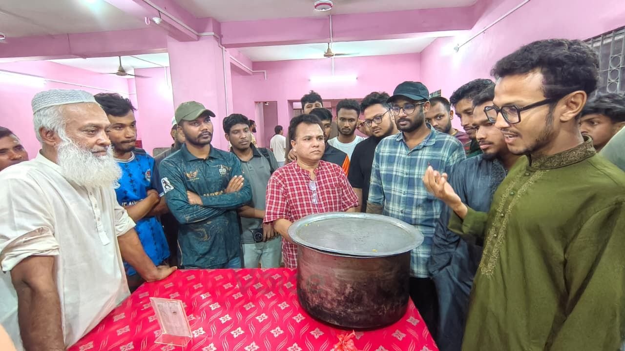 পঁচা খাবার সরবরাহের অভিযোগে চবির দুই হলের ক্যানটিনে তালা