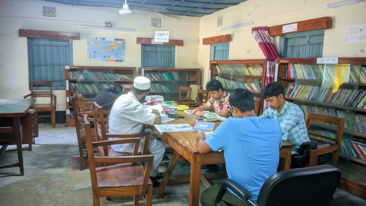 জনবল ও বই সংকটে ধুঁকছে ধুনটের একমাত্র পাবলিক লাইব্রেরি