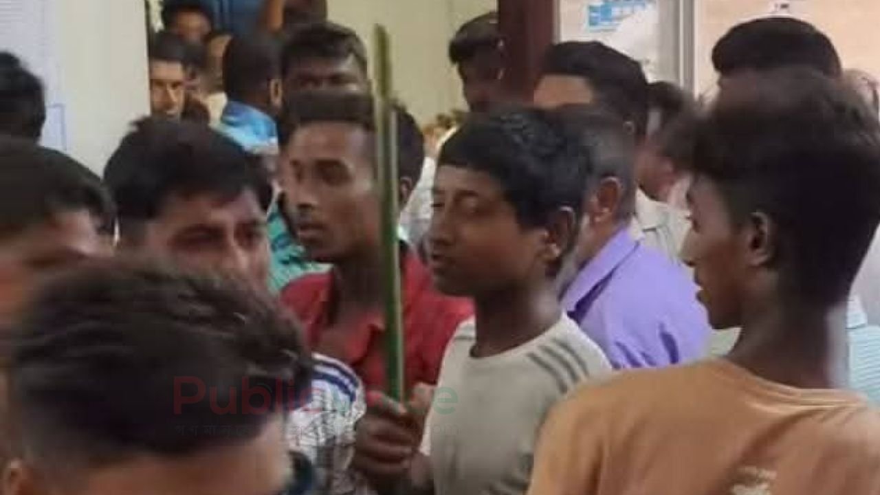 বিদ্যুৎহীন এক সপ্তাহ, ঈশ্বরগঞ্জে পিডিবি অফিসে বিক্ষুব্ধ জনতা