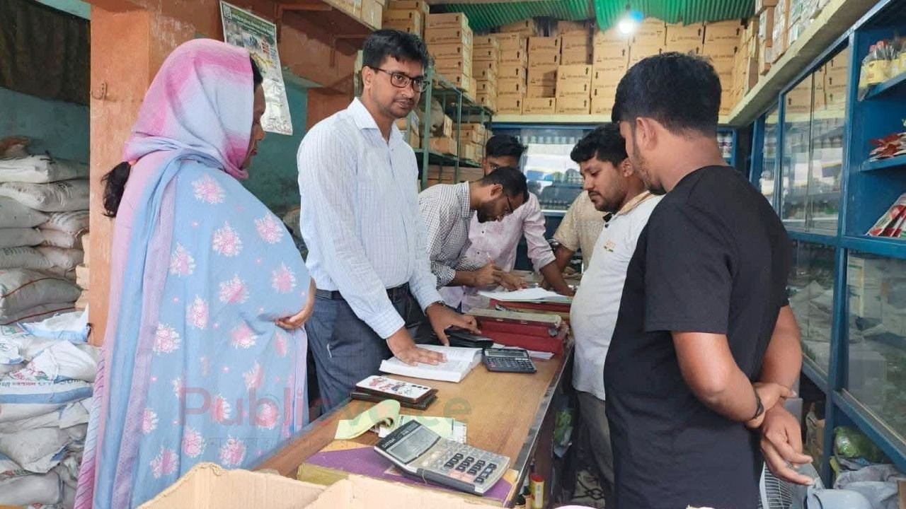 নেত্রকোনায় সরকারি প্রণোদনার সার দোকানে বিক্রির অপরাধে ব্যবসায়ীকে জরিমানা