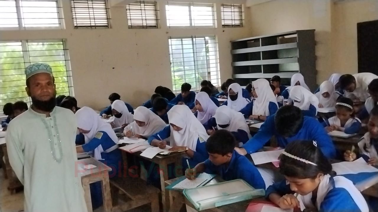 ইংরেজি দক্ষতা বৃদ্ধিতে এমপি রফিক হিলালীর উদ্যোগ, পরীক্ষায় ২,৪৫০ জন