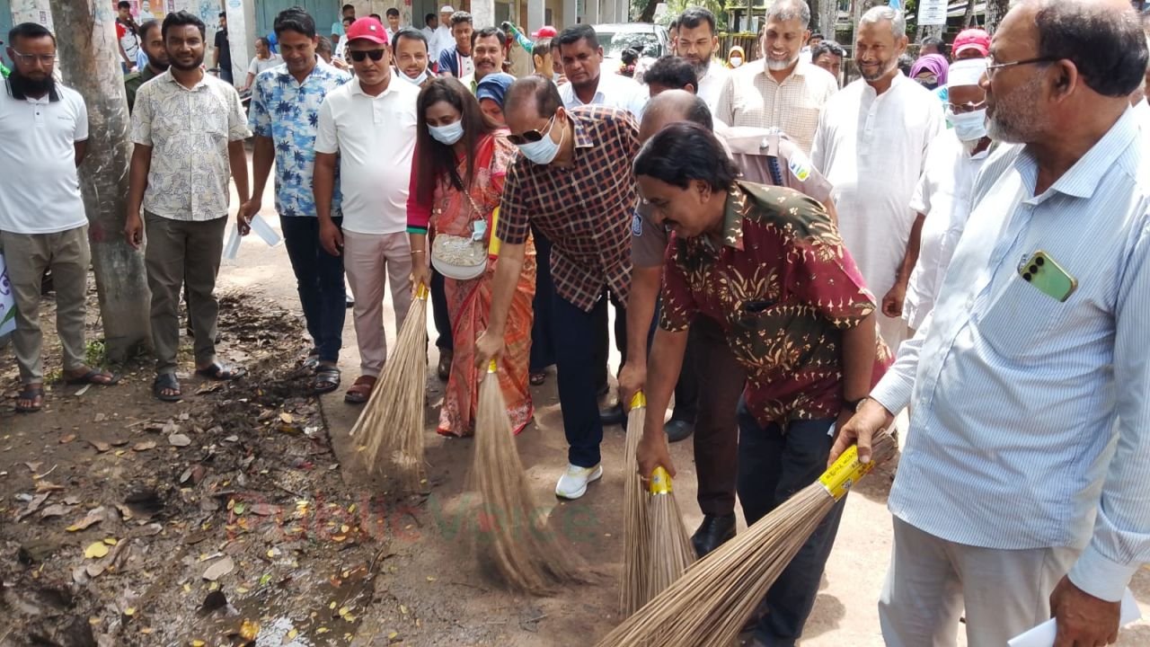 কেন্দুয়ায় ডেঙ্গু-চিকুনগুনিয়া প্রতিরোধে পরিচ্ছন্নতা কার্যক্রম