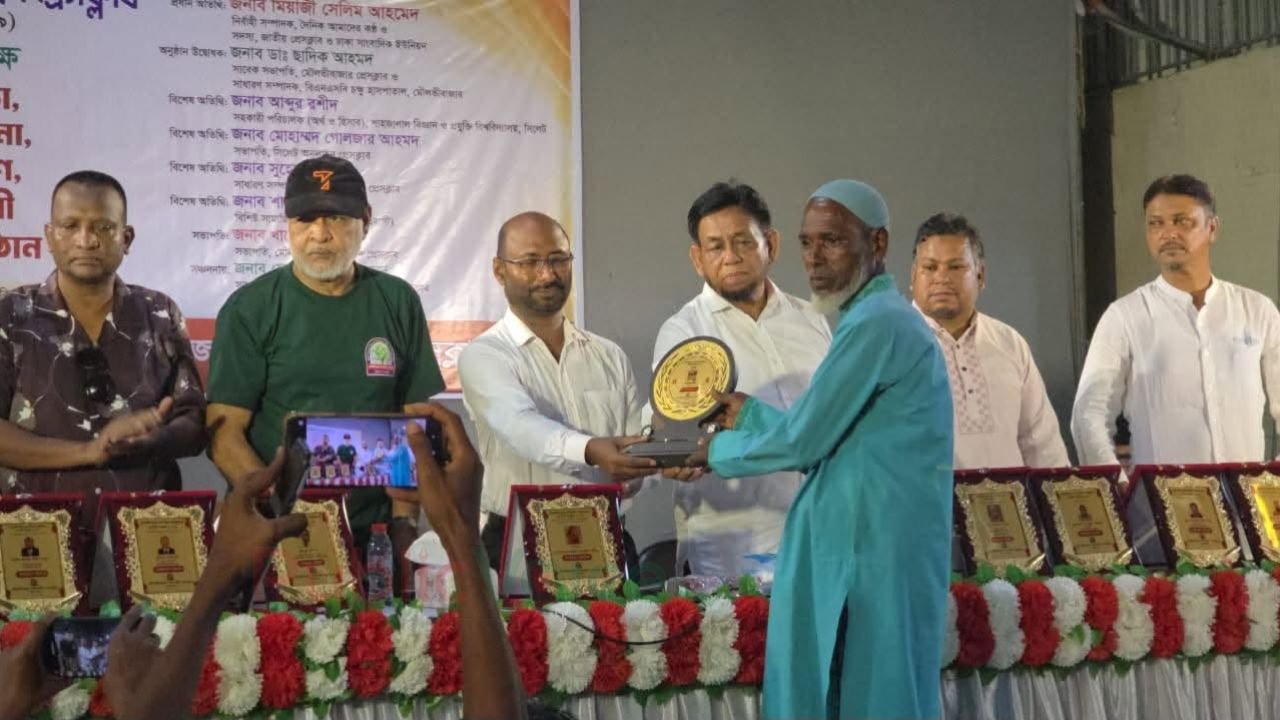 প্রবাস জীবন ফেলে কৃষিতে সফল আনসার মিয়া শ্রেষ্ঠ কৃষকের সংবর্ধনা 