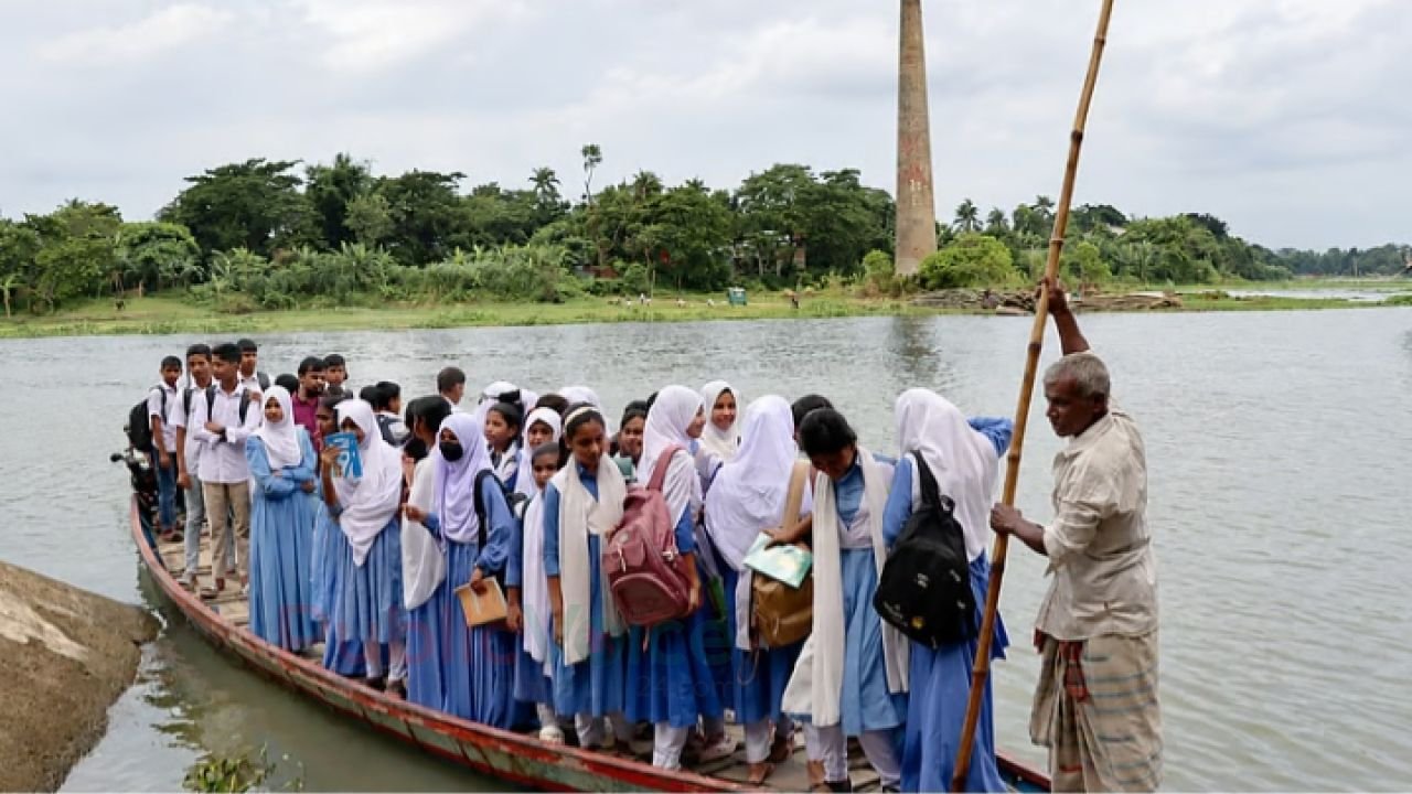 ৪২ বছর ধরে শিক্ষার্থীদের বিনা ভাড়ায় নদী পার করে দিচ্ছেন শিক্ষানুরাগী এই মাঝি