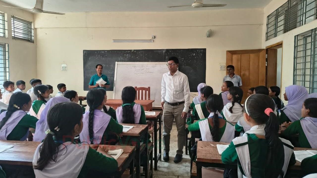 প্রত্যন্তে জ্বলছে শিক্ষার আলো, ১০ প্রতিষ্ঠান পরিদর্শন