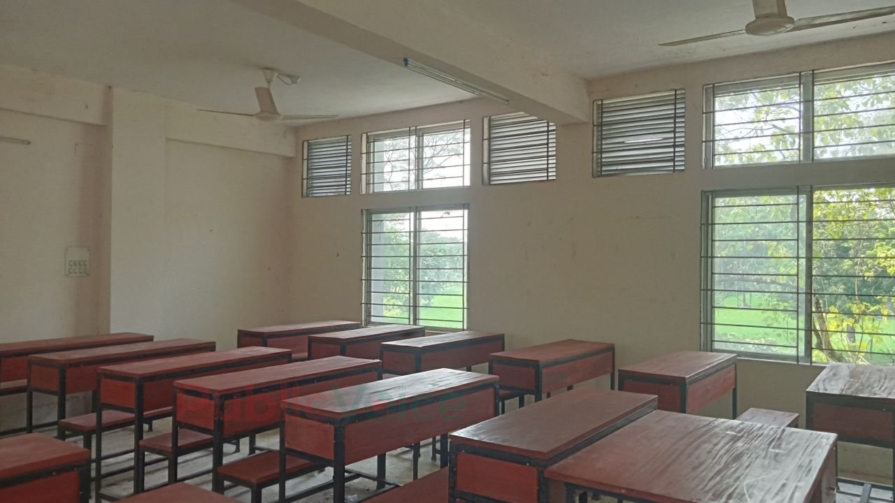 শ্রেণিকক্ষে ফাঁকা বেঞ্চের নীরব প্রশ্ন! 