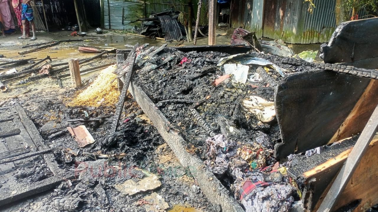 ১৫ মিনিটে ছাই বসতঘর, সর্বস্ব হারিয়ে নিঃস্ব ধুনটের সুজন