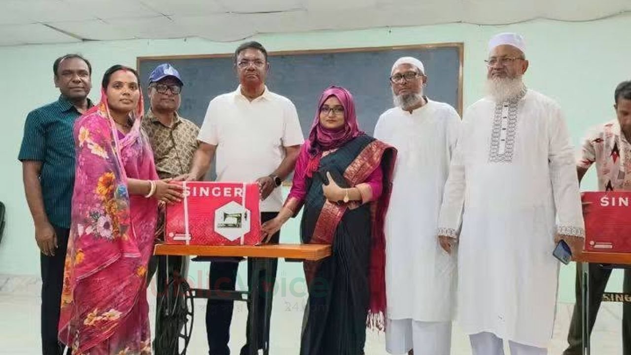​চৌগাছায় ক্ষুদ্র নৃ-গোষ্ঠী সম্প্রদায়ের মাঝে প্রণোদনা, বাইসাইকেল ও সেলাই মেশিন বিতরণ।
