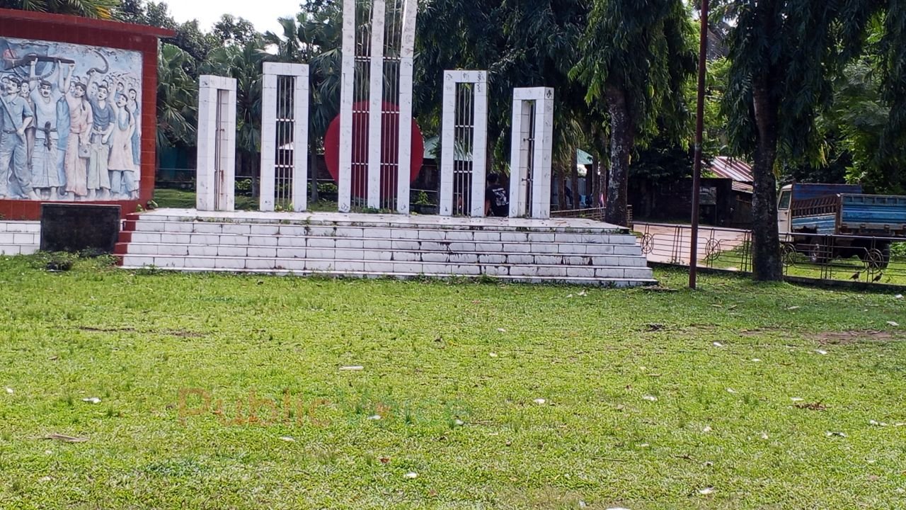 খাগড়াছড়ি,রামগড় লেক পার্কের শহীদ মিনারে অযত্ন-অবহেলা, সম্মান রক্ষায় ঘেরাও ও সৌন্দর্যবর্ধনের দাবি