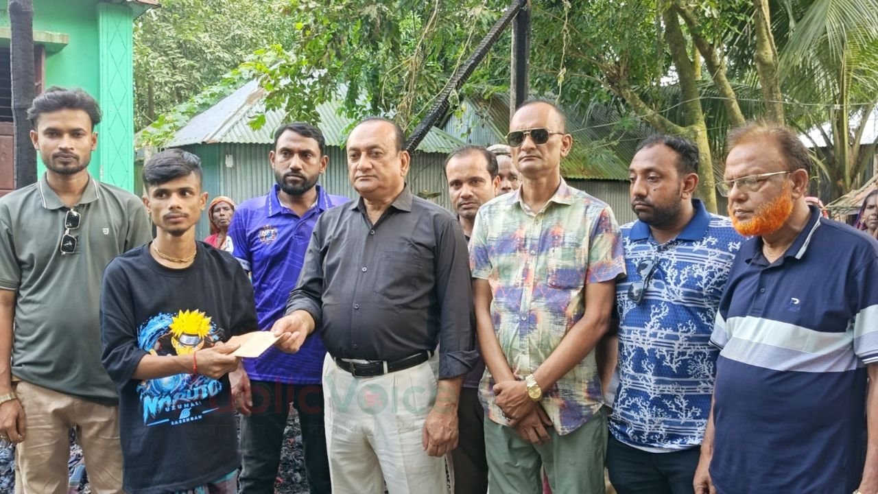 ধুনটে অগ্নিকাণ্ডে সর্বস্ব হারানো নরসুন্দরের পাশে আসিফ সিরাজ রব্বানী