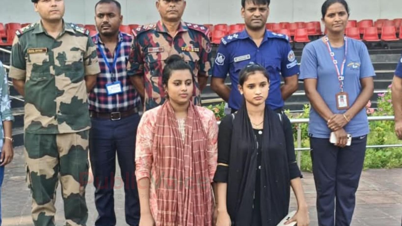 বেনাপোল আন্তর্জাতিক চেকপোস্ট  দিয়ে ভারত থেকে ট্রাভেল পারমিটের মাধ্যমে দেশে ফিরলেন দুই নারী।
