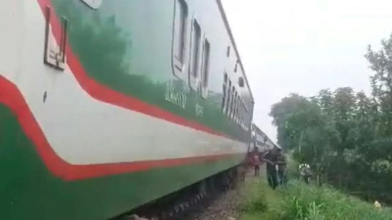টাঙ্গাইলে নীলসাগর এক্সপ্রেস লাইনচ্যুত, বন্ধ উত্তরবঙ্গগামী ট্রেন চলাচল