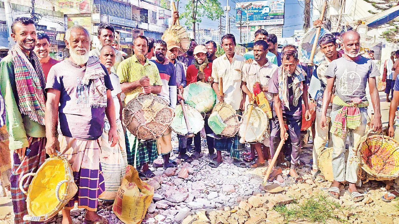 সিলেটের শ্রমিক হাটে কাজের সন্ধানে ভিড়, দুশ্চিন্তায় দিনমজুরেরা