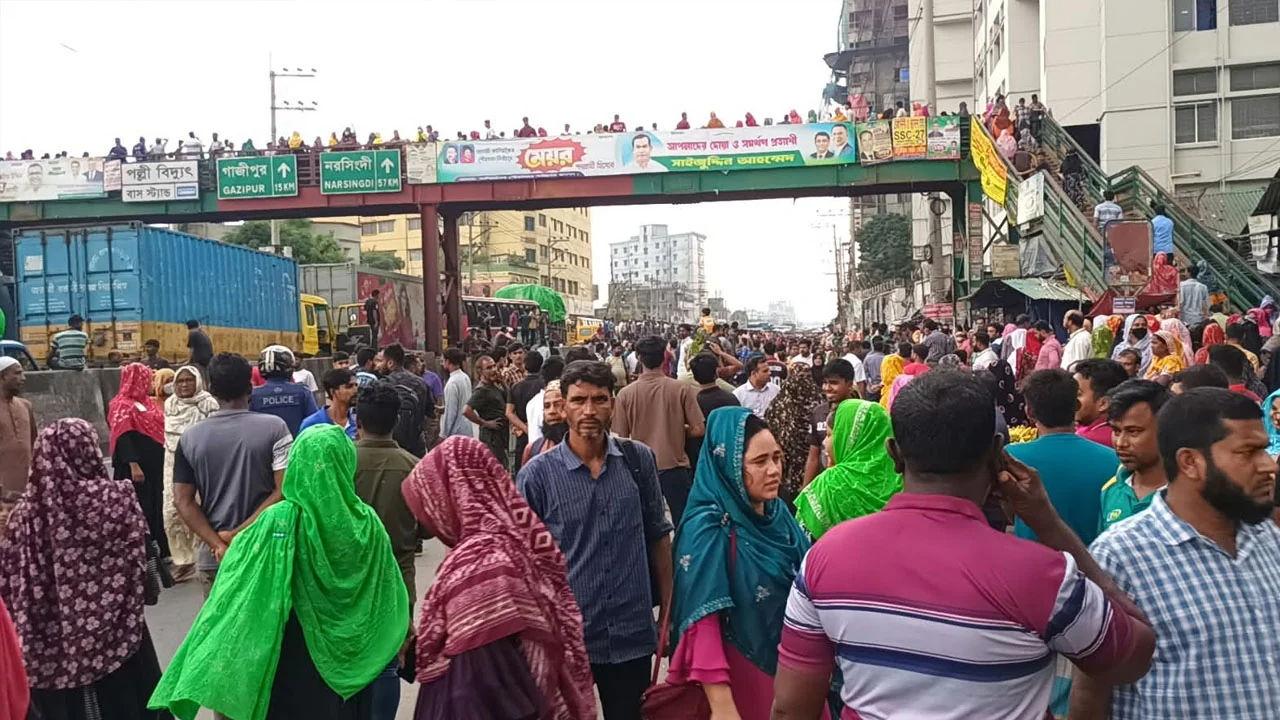 ঢাকা-টাঙ্গাইল মহাসড়ক অবরোধ ও সংঘর্ষে পুলিশসহ আহত অর্ধশতাধিক