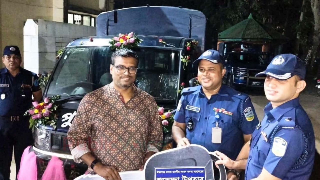 আইনশৃঙ্খলা রক্ষায় পুলিশের পাশে এমপি, ঈশ্বরগঞ্জ থানায় পিকআপ