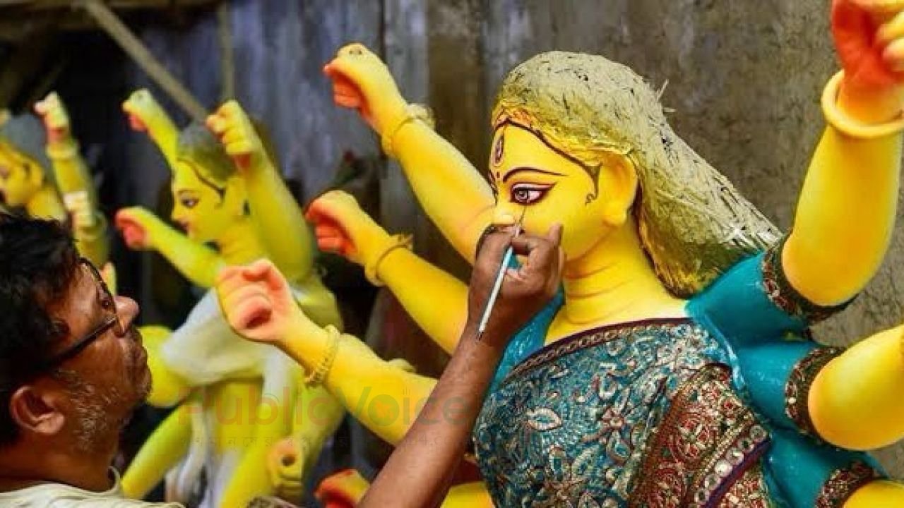 নেত্রকোনার মণ্ডপে মণ্ডপে প্রতিমাতে রংতুলির শেষ আঁচড় দিতে ব্যস্ত মৃৎশিল্পীরা